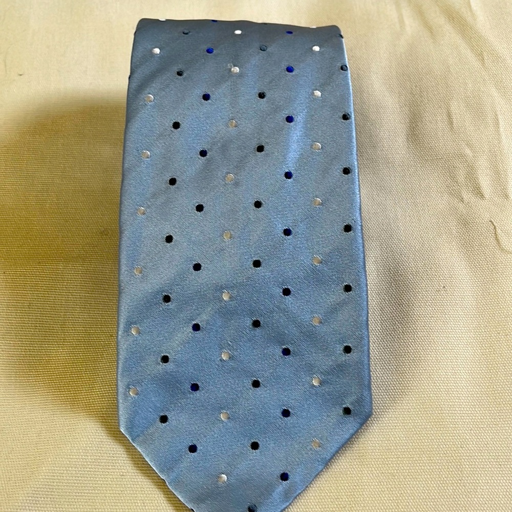 Villa Ponti Men’s Silk Necktie. Light blue w/ navy and white dots. Italy 🇮🇹